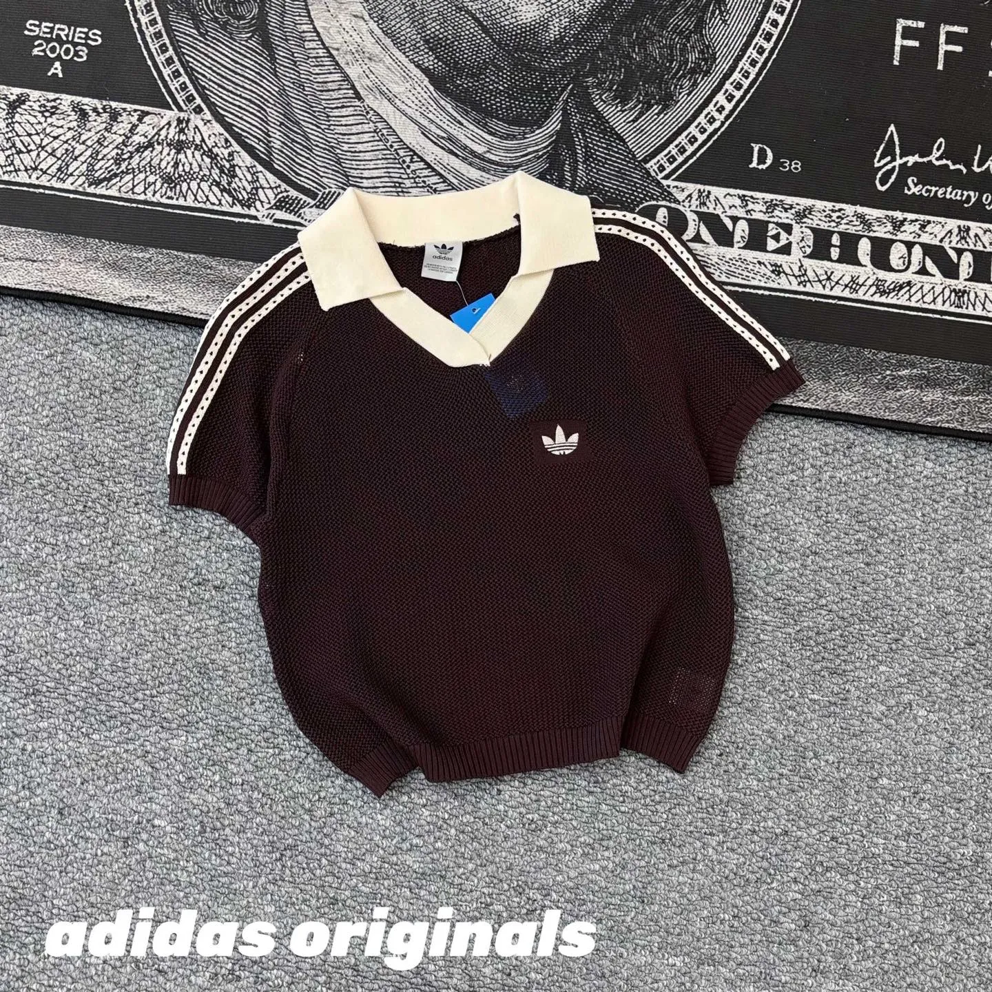 Adidas Clover Retro Knitted Sweater Polo Short Sleeve, the ultimate summer outfit! Campus style! The classic three-stripe + contrasting lapel design has an American college retro feel. The clover embroidery on the chest is low-key yet recognizable, making it ultra-Versatile in style. The breathable mesh knitted fabric is not stuffy and feels soft and skin-friendly. The short version just exposes the waistline. Pair it with high-waisted denim or pleated skirts to show off your proportions, making you look sweet and cool in seconds. The black and white contrasting color model is refreshing and reduces age, while the dark brown model has its own retro atmosphere. The two colors can be used with your eyes closed without stepping on thunder! Whether it is daily commuting, going on a date or shopping, or traveling to take photos, you can easily achieve a relaxed and fashionable look. The workmanship is full of details, the wiring is neat, the quality is not inferior to that of the counters, and the price-performance ratio is super high! This all-purpose T-shirt is a must-have in your summer wardrobe. It is slim and versatile, and can easily be worn with the Korean blogger’s Same Style. In Stock, you can post it in seconds without any hassle! Style number: A 238# Color: White Size: S M L XL